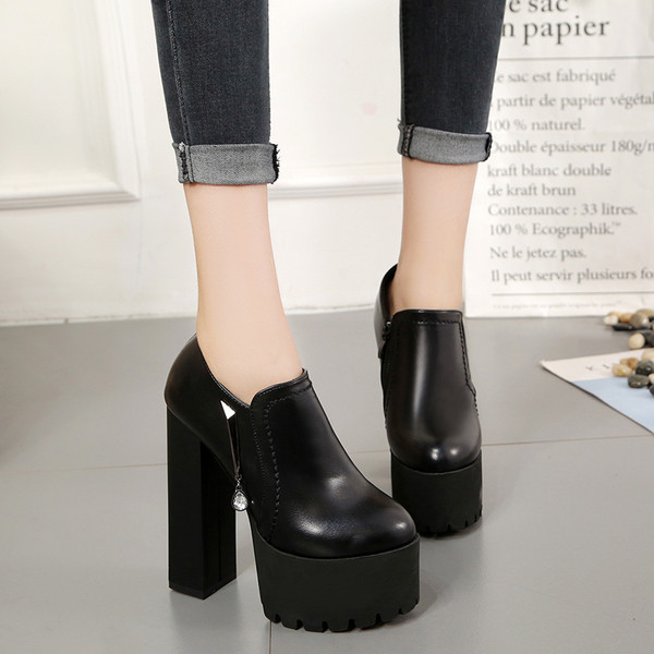 Εξαιρετικά γυναικείες μπότες μς ψηλά τακούνια και με ψηλή σόλα σε δύο χρώματα