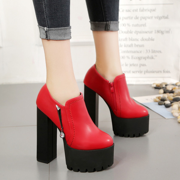 Εξαιρετικά γυναικείες μπότες μς ψηλά τακούνια και με ψηλή σόλα σε δύο χρώματα