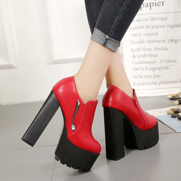 Εξαιρετικά γυναικείες μπότες μς ψηλά τακούνια και με ψηλή σόλα σε δύο χρώματα