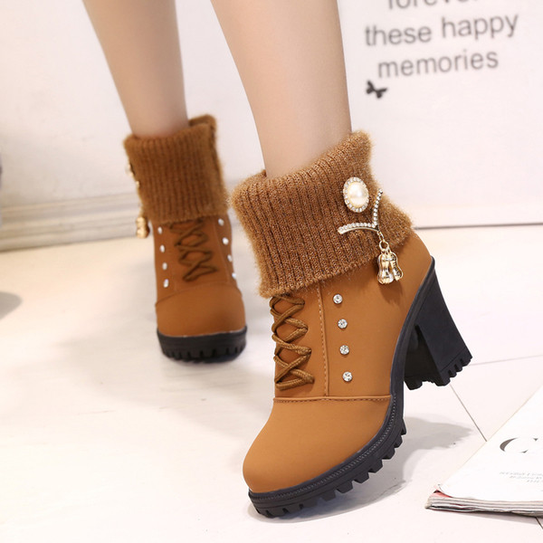 Stílusos női csizma kétféle fém elemekkel és fűzővel