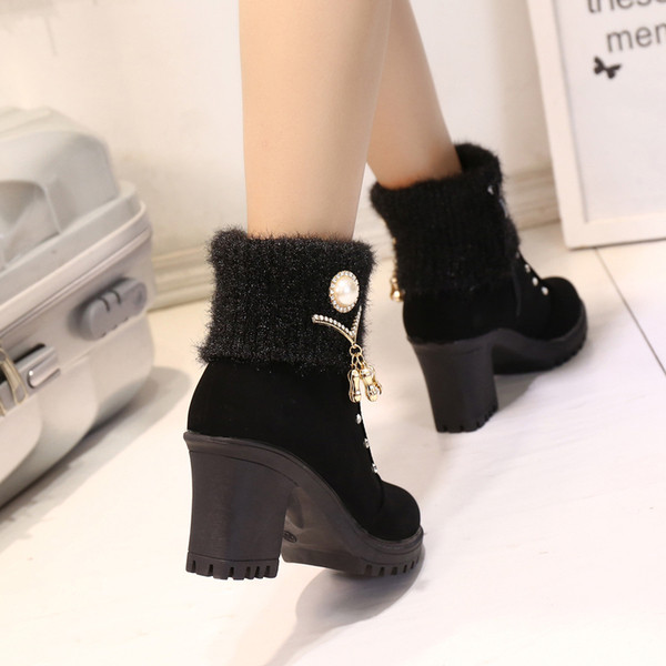 Stílusos női csizma kétféle fém elemekkel és fűzővel