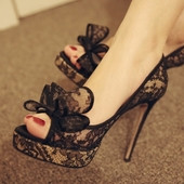 Ενδιαφέρουσες γυναικεία σανδάλια  με κορδέλα και λεπτό τακούνι σε μαύρο χρώμα