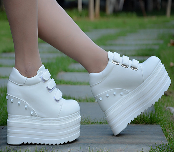 Ghete de dama moderne in doua culori cu talpa inalta si in doua modele