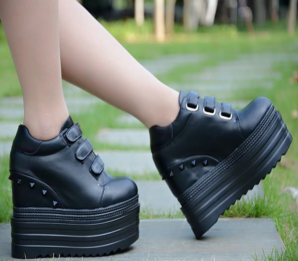 Ghete de dama moderne in doua culori cu talpa inalta si in doua modele