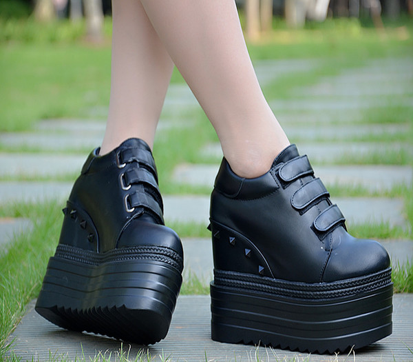 Ghete de dama moderne in doua culori cu talpa inalta si in doua modele