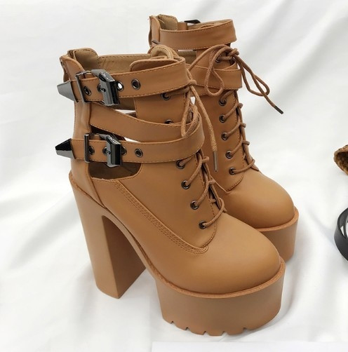 Ghete de dama moderne in doua culori de toc inalt cu talpa inalta si bretele cu elemente metalice