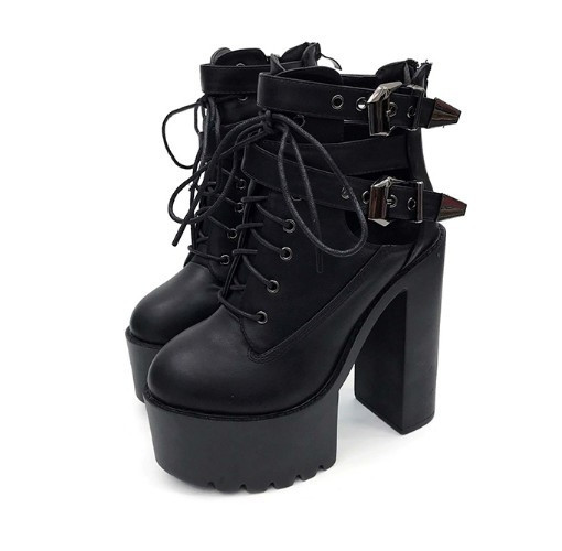 Ghete de dama moderne in doua culori de toc inalt cu talpa inalta si bretele cu elemente metalice