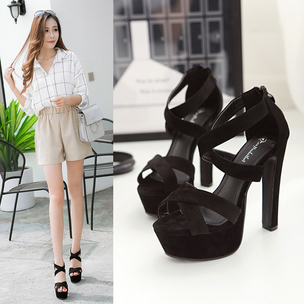 Sportos és elegáns női szandál vastag sarkú fekete színben