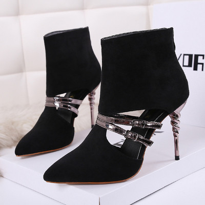 Γυναικείες μπότες με λεπτό τακούνι και  με διακοσμητικές λωρίδες