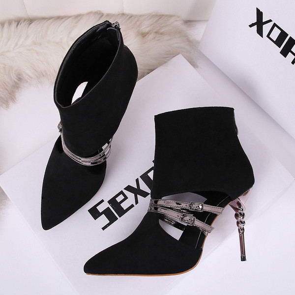 Γυναικείες μπότες με λεπτό τακούνι και  με διακοσμητικές λωρίδες