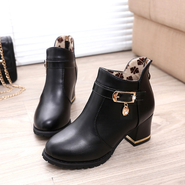 Cizme de dama stilate cu toc in doua modele cu elemente metalice si dantela