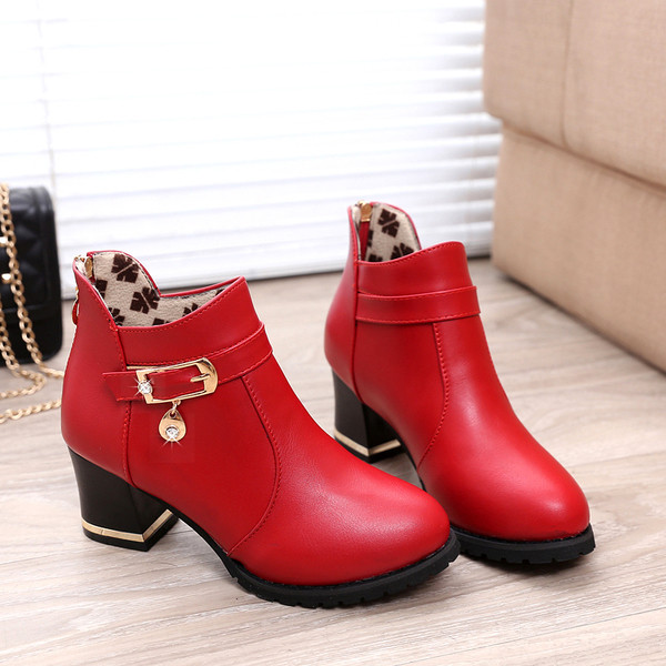 Cizme de dama stilate cu toc in doua modele cu elemente metalice si dantela