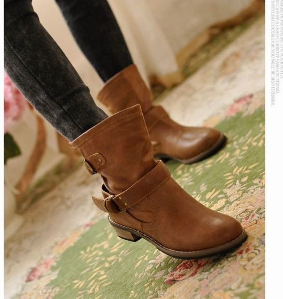 Női alkalmi csizma két színben pántokkal és fém elemekkel