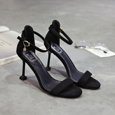 Κομψά γυναικεία σανδάλια κατάλληλα για τη καθημερινή ζωή με ενδιαφέρουσα τακούνι σε τρία χρώματα