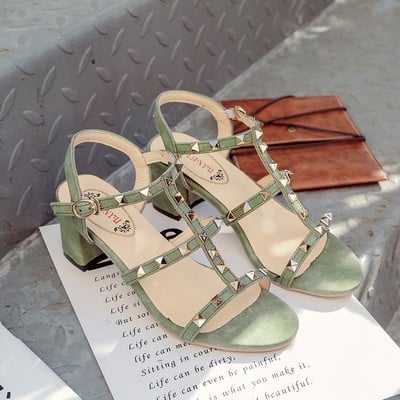 Γυναικεία καλοκαιρινά σανδάλια με διακοσμητικά καρφιά χαμηλό και χαμιλό άνετο τακόυνι σε τρία χρώματα