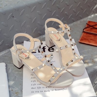 Γυναικεία καλοκαιρινά σανδάλια με διακοσμητικά καρφιά χαμηλό και χαμιλό άνετο τακόυνι σε τρία χρώματα