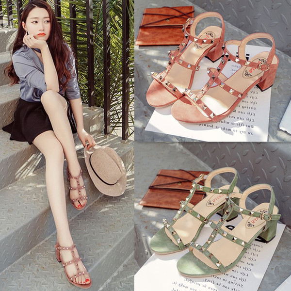 Γυναικεία καλοκαιρινά σανδάλια με διακοσμητικά καρφιά χαμηλό και χαμιλό άνετο τακόυνι σε τρία χρώματα