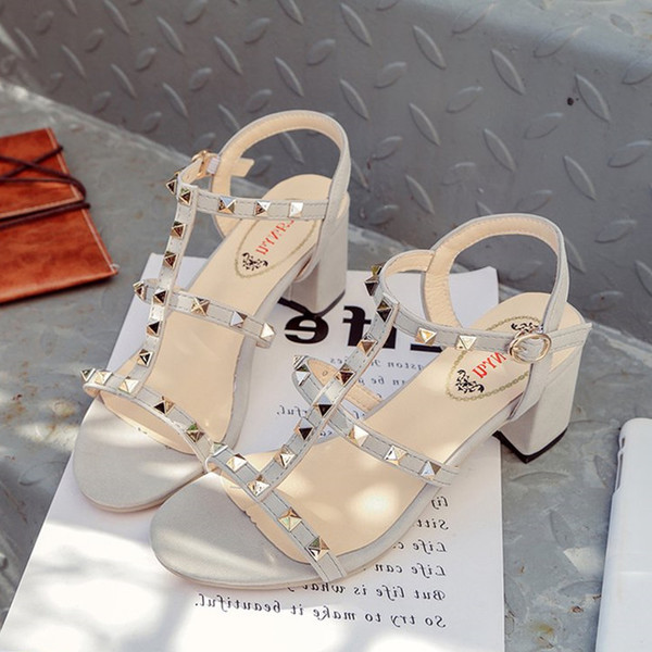 Γυναικεία καλοκαιρινά σανδάλια με διακοσμητικά καρφιά χαμηλό και χαμιλό άνετο τακόυνι σε τρία χρώματα