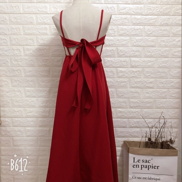 Modern hosszú ruha pánttal és szalaggal a hátán