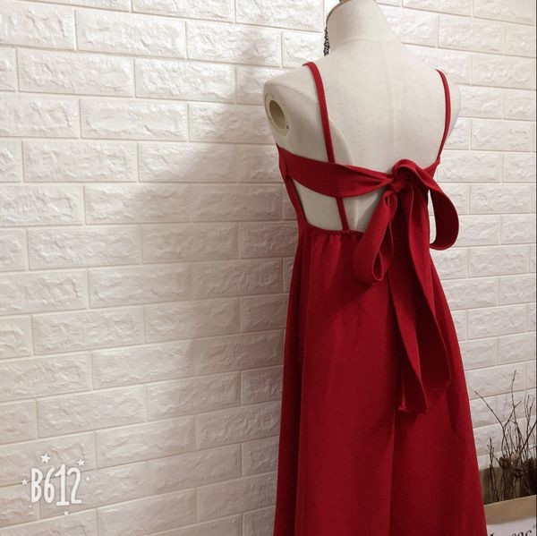 Modern hosszú ruha pánttal és szalaggal a hátán