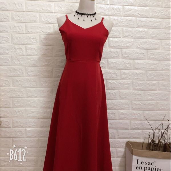 Modern hosszú ruha pánttal és szalaggal a hátán