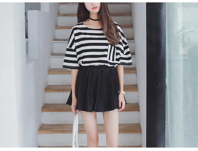 Καθημερινή γυναικεία κοντή φούστα σε λευκό και μαύρο χρώμα