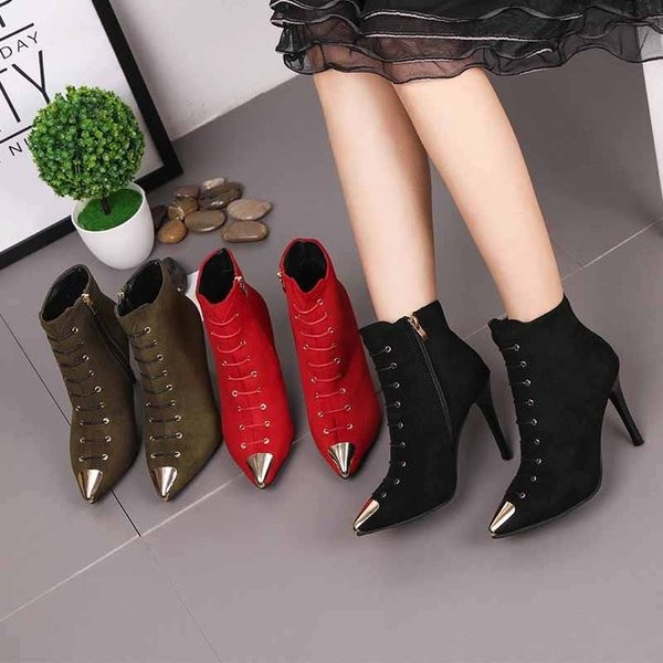 Cizme ascuțite de damă în trei culori cu legături decorative și elemente metalice