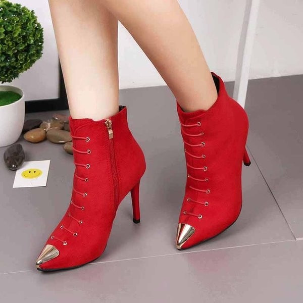 Cizme ascuțite de damă în trei culori cu legături decorative și elemente metalice