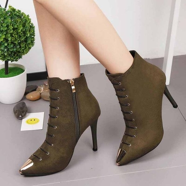 Cizme ascuțite de damă în trei culori cu legături decorative și elemente metalice