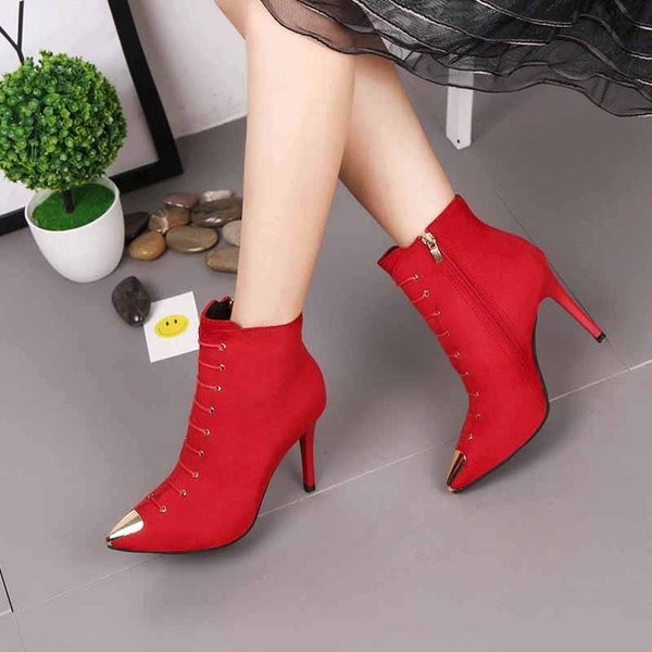 Cizme ascuțite de damă în trei culori cu legături decorative și elemente metalice