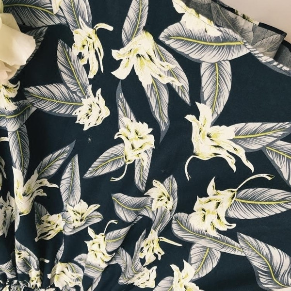 Rövid ruha pántokkal és nyári motívumokkal, két színben