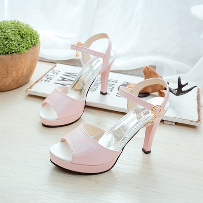 Sportos-elegáns női szandál öko bőrből és közepes magas sarkú fekete, fehér és rózsaszín színekben