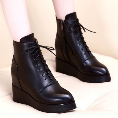 Cizme ascuțite de damă cu șireturi