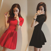 Rochie cu croiala subtire cu maneci scurte si guler inalt