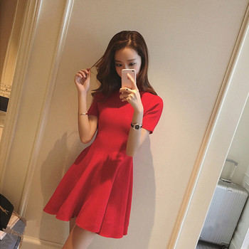 Rochie cu croiala subtire cu maneci scurte si guler inalt