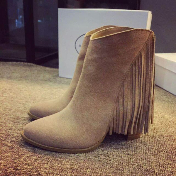 Modern női csizma két színben, vastag sarkú rojtokkal