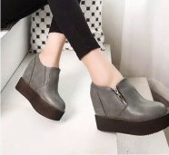 Γυναικείες μπότες σε διάφορα μοντέλα και χρώματα με μεταλλικά στοιχεία και χνούδι