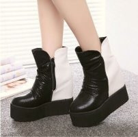 Γυναικείες μπότες σε διάφορα μοντέλα και χρώματα με μεταλλικά στοιχεία και χνούδι