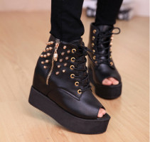 Γυναικείες μπότες σε διάφορα μοντέλα και χρώματα με μεταλλικά στοιχεία και χνούδι