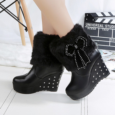Γυναικείες μπότες σε διάφορα μοντέλα και χρώματα με μεταλλικά στοιχεία και χνούδι
