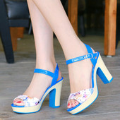 Πολύχρωμά γυναικεία σανδάλια με floral μοτίβα σε διάφορα χρώματα, δύο μοντέλα