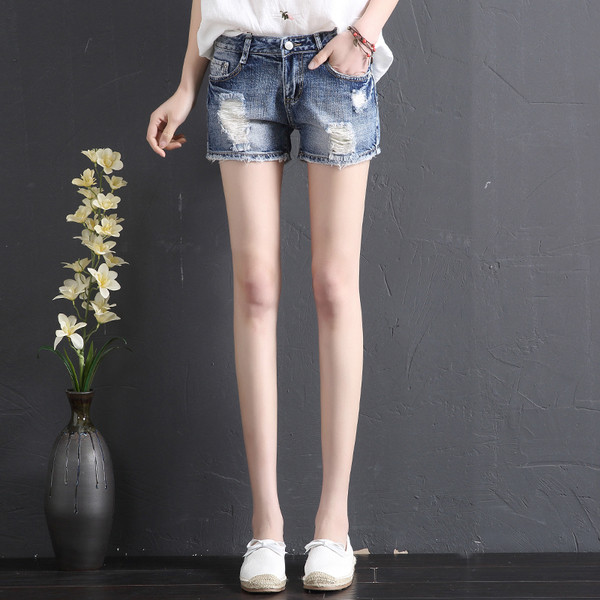 Női rövid, szakadt motívumú farmer két színben, zsebekkel