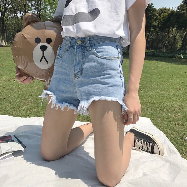 Női rövid farmer két színben, szakadt motívumokkal, zsebekkel