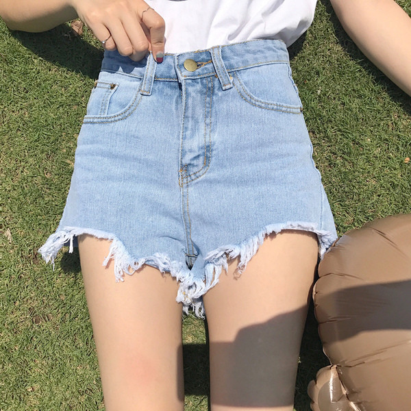 Női rövid farmer két színben, szakadt motívumokkal, zsebekkel