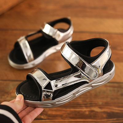 Μοντέρνα παιδικά σανδάλια για τα κορίτσια σε χρυσό και ασήμι χρώμα