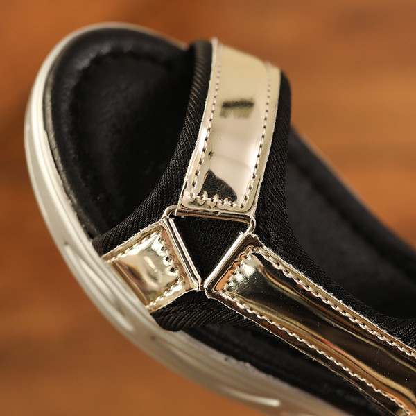 Μοντέρνα παιδικά σανδάλια για τα κορίτσια σε χρυσό και ασήμι χρώμα