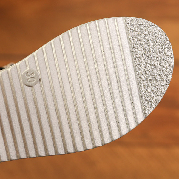 Μοντέρνα παιδικά σανδάλια για τα κορίτσια σε χρυσό και ασήμι χρώμα