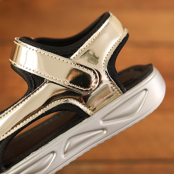 Μοντέρνα παιδικά σανδάλια για τα κορίτσια σε χρυσό και ασήμι χρώμα