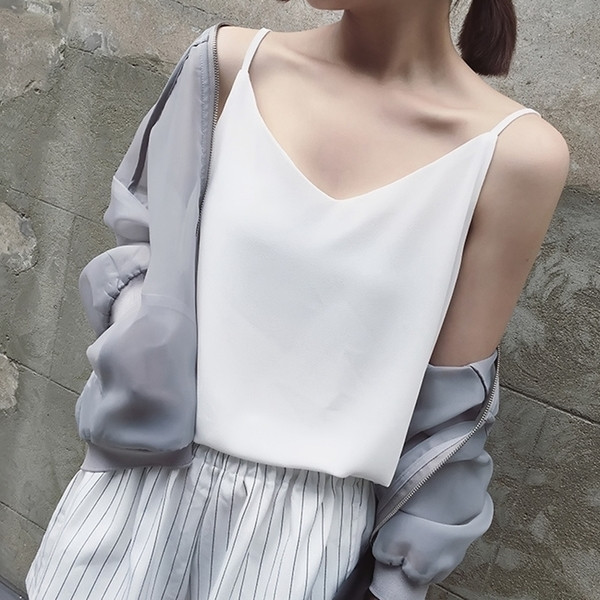 Egyszerű női felső V-nyakkal