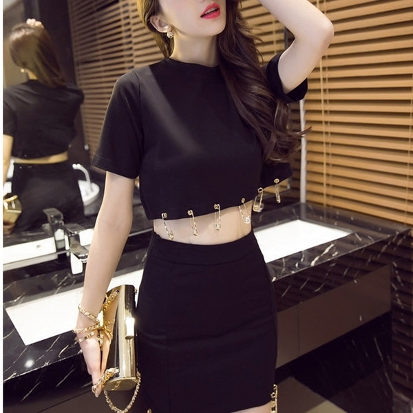 Γυναικείο σπορ σετ από δύο μέρη-shirt + φούστα με ψηλή μέση σε μαύρο χρώμα